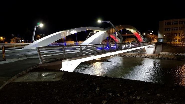 Podul Centenarului din Oradea, inaugurat de Corina Crețu, după ce a fost "mânjit" de o Beizadea