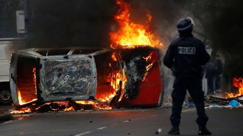 Parisul, asediat de vestele galbene. S-au folosit tunurile cu apă: zeci de răniţi, 1400 de arestări