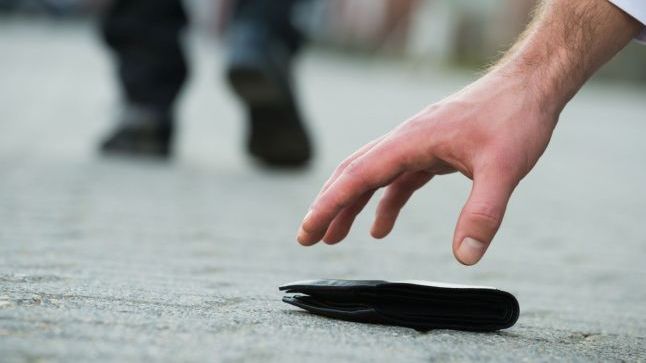 Jandarmul din Vrancea care a găsit pe stradă un portofel cu 2800 lei în el. Ce a urmat