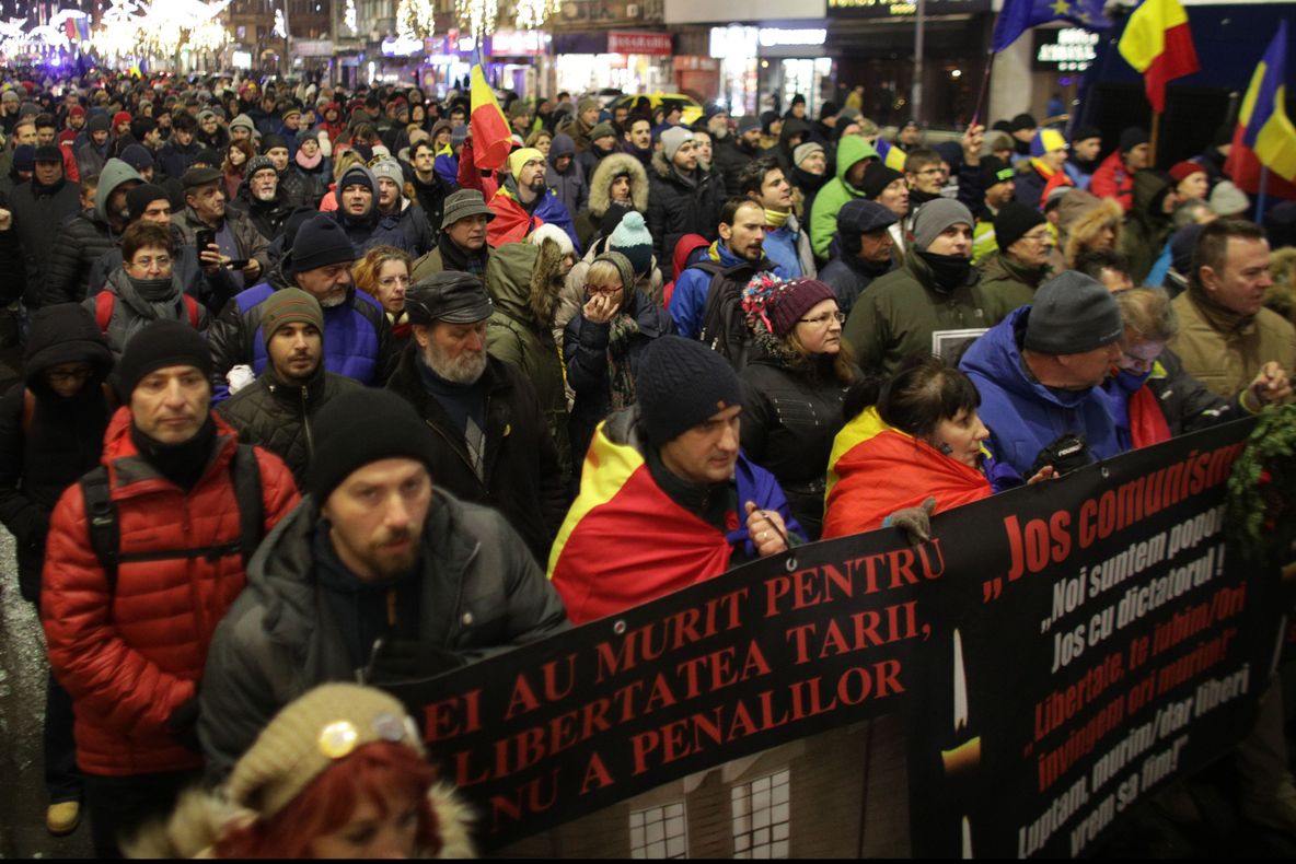 Protest la București: 3.000 de oameni au strigat, la 29 de ani de la Revoluție: „Jos comunismul!”