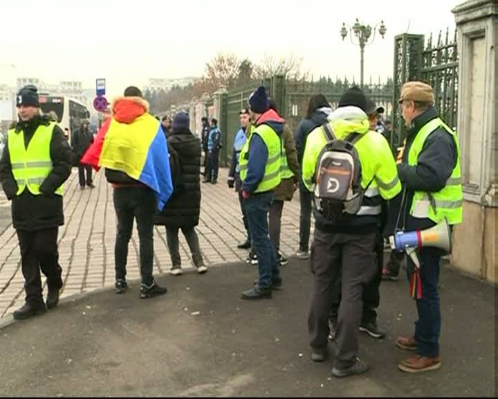 Sedință PSD cu protestatarii la ușă! Accesul în curtea Parlamentului, restricționat. VIDEO