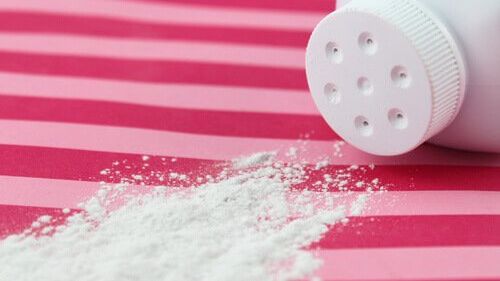 Scandal uriaș în industria PHARMA. Mii de femei acuză că au făcut cancer ovarian din cauza unui  produs cosmetic