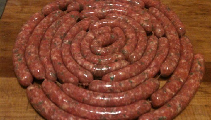 Aşa prepari cei mai buni cârnaţi pentru CRĂCIUN. Reţeta pe care o făceau bunicii noştri