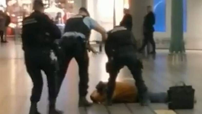 Un român a fost arestat pe aeroportul din Amsterdam. A amenințat călătorii cu un cuțit