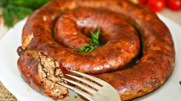 Cârnaţi de casă. Ingredientul secret care îi face delicioşi