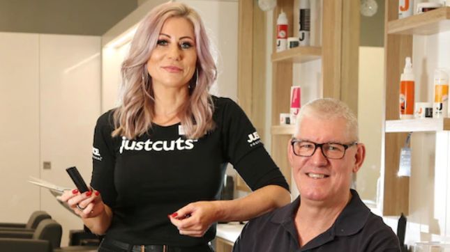 I-a povestit unei frizerițe drama prin care trecea. Ce s-a întâmplat după, îți dau lacrimile! 