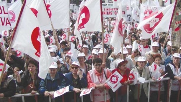 Medicii AMENINȚĂ CU GREVĂ, dacă Guvernul îngheață salariile 