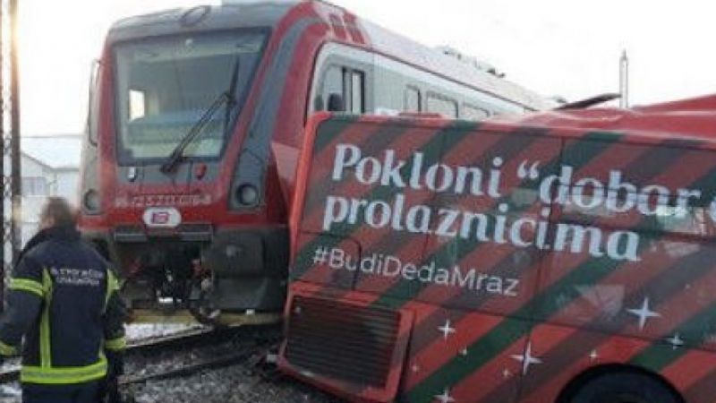 Tragedie. Cinci morţi şi aproape 30 de răniţi după coliziunea dintre un tren şi un autobuz