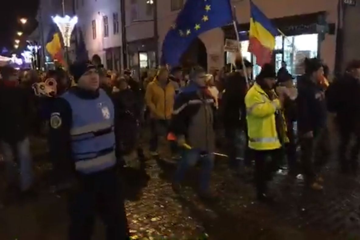 Aproximativ 2.000 de sibieni, în stradă: “Hai, români, hai cu toţi, să scăpăm ţara de hoţi!”