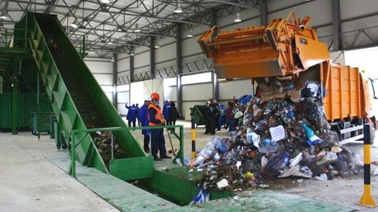 Descoperire șocantă a angajaților unei stații de sortare a deșeurilor de lângă București