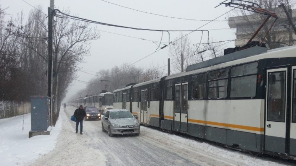 Tragedie în Capitală. Tramvaiele sunt blocate, o femeie a murit 