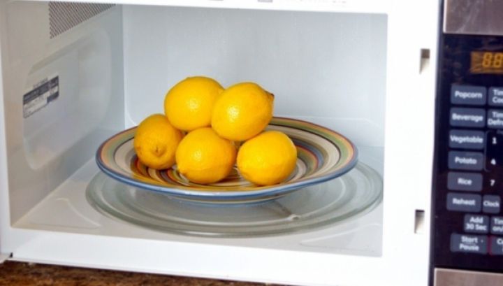 De ce trebuie să încălzeşti lămâile în cuptorul cu microunde înainte de a le stoarce