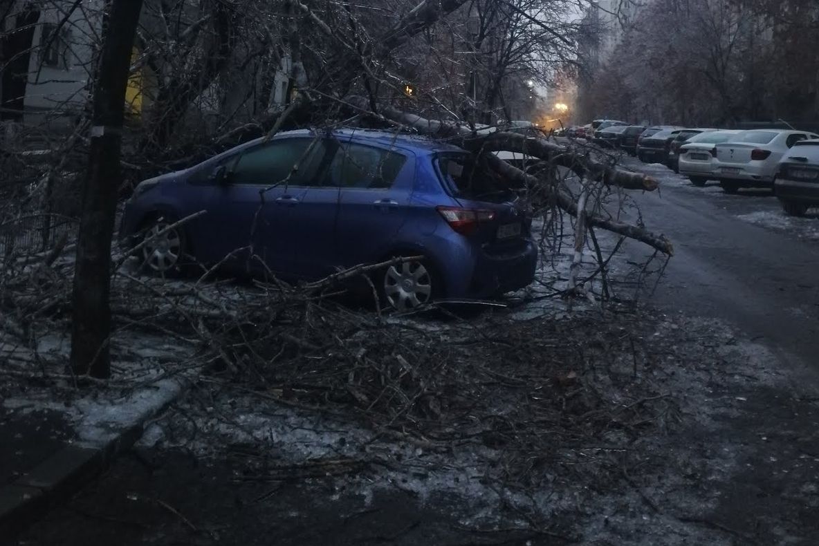 Bilanţ dezastruos după îngheţ: 1800 de intervenţii în Bucureşti şi Ilfov, 440 de maşini avariate