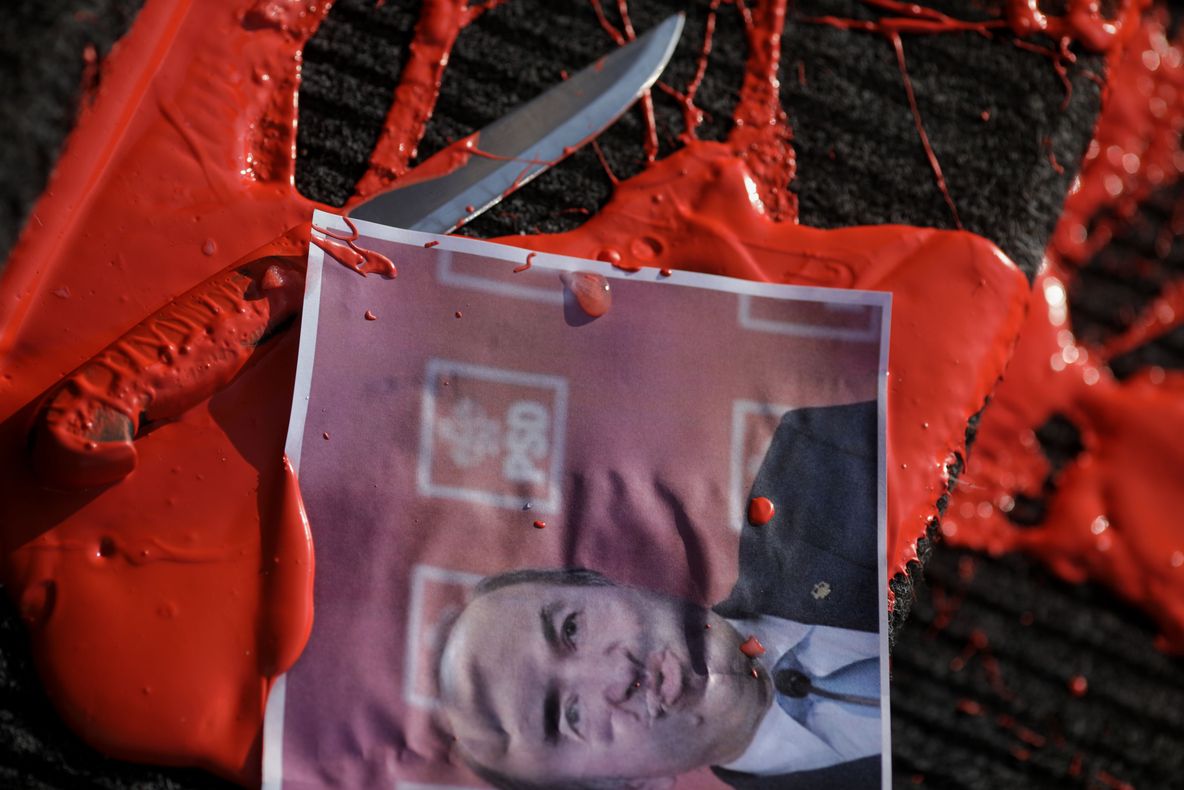 Protestatarii care au aruncat ”sânge” la Ministerul Justiției s-au ales cu dosar