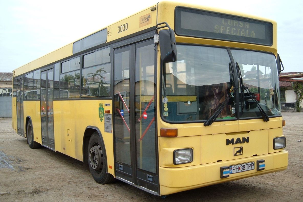 Tânără de 17 ani, la spital după ce a căzut prin geamul unui autobuz în mișcare, la Ploiești 