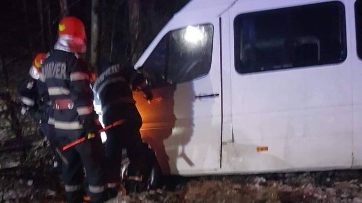 Un microbuz cu pasageri a izbit un copac, pe A1. Şase persoane au fost rănite