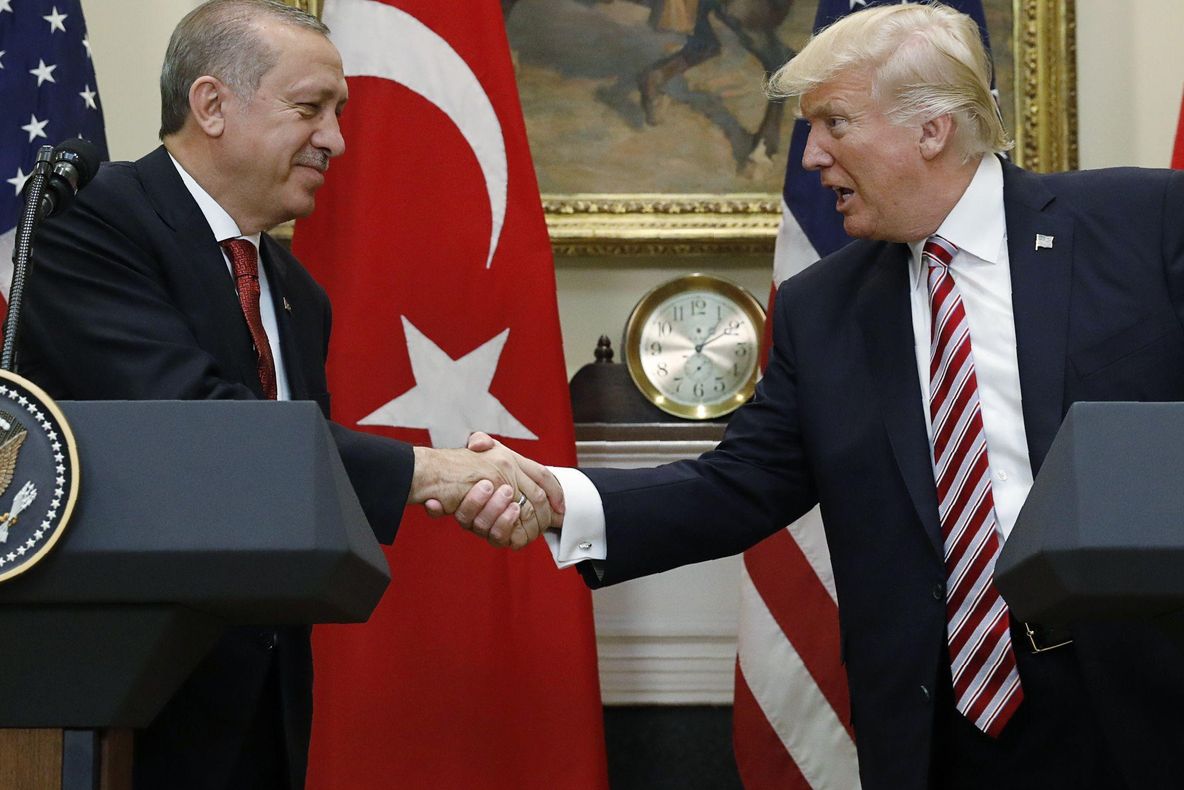 Trump amenință că ”va devasta Turcia, economic”, dacă îi lovește pe kurzi