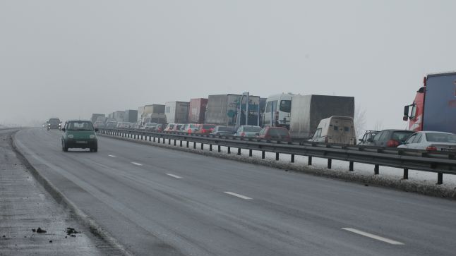 Trafic rutier restricționat, A2 parţial închis, risc de accident pe A1 (VIDEO)
