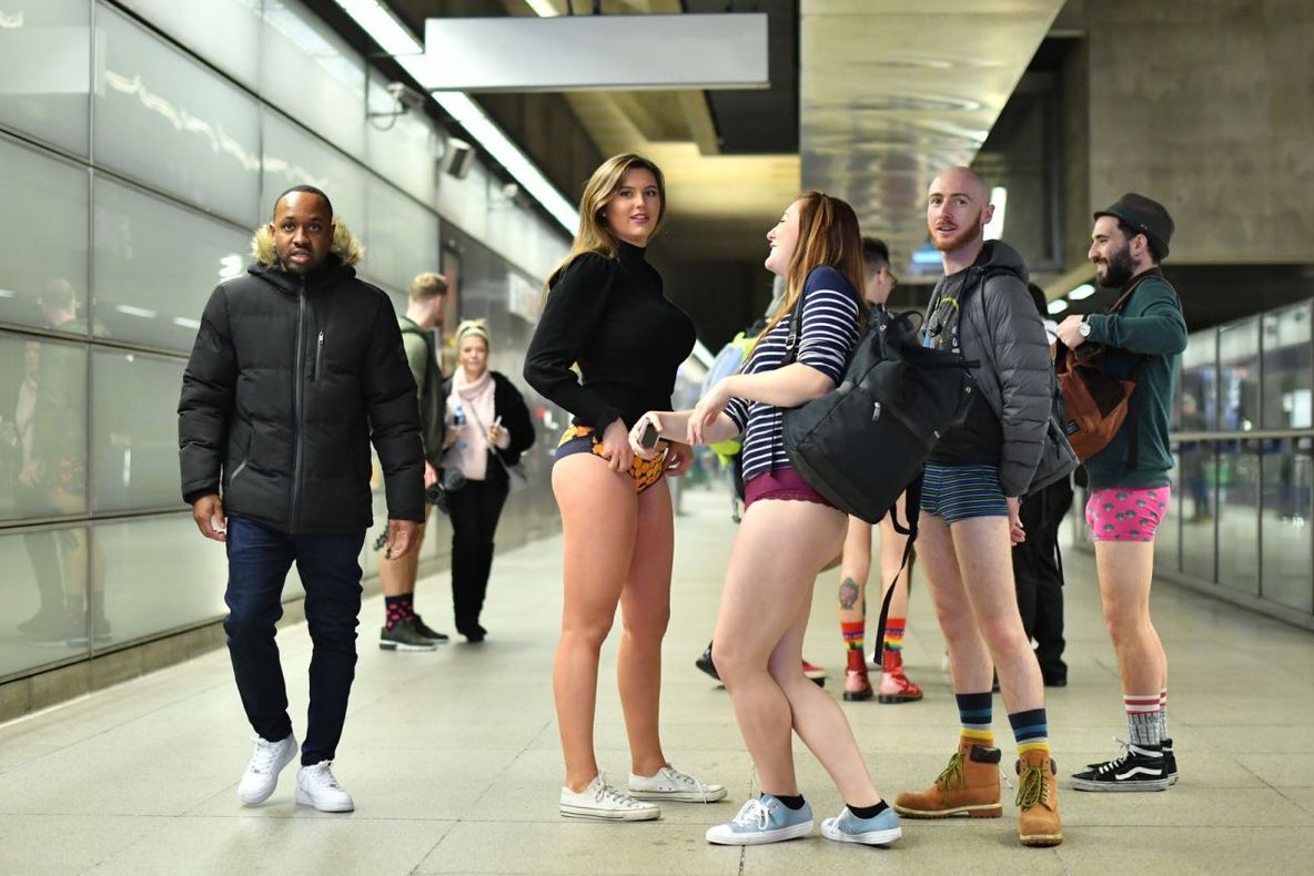 13 ianuarie, ziua "fără pantaloni" în metrou. POZE kinky din New York, Berlin și alte orașe