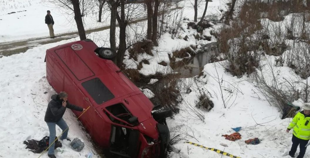 Microbuz cu pasageri, accident cumplit în Bacău: un mort, 5 răniți