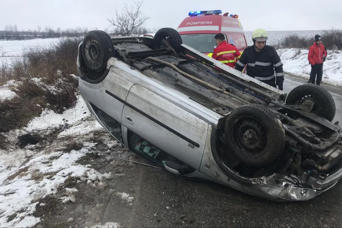 Accident rutier în Olt. Trei răniți. Imagini cumplite