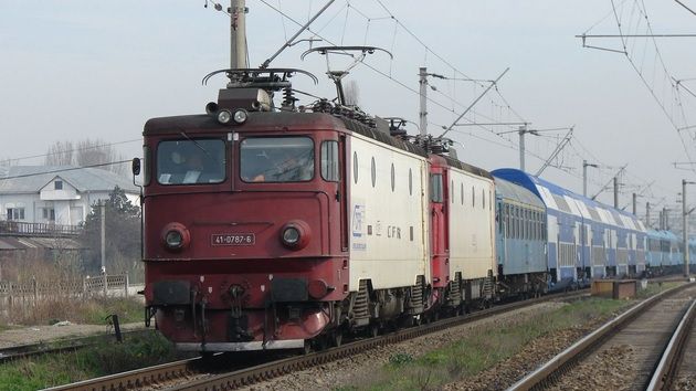 Accident feroviar: maşină spulberată de tren, la limita dintre județele Vaslui și Galați