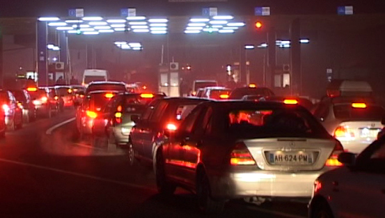 Trafic infernal, cozi kilometrice şi nervi în Vama Nădlac 