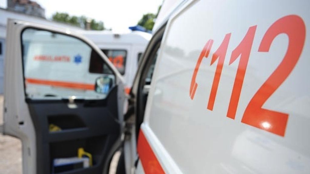 Microbuz cu pasageri, răsturnat pe un drum din Dolj. Patru persoane au ajuns la spital
