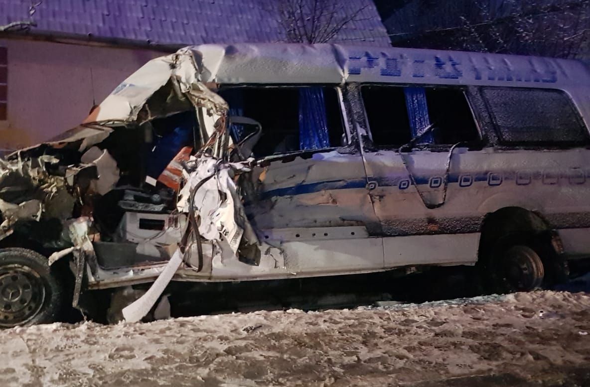 Accident groaznic. Un microbuz cu 16 persoane, spulberat de un TIR. FOTO
