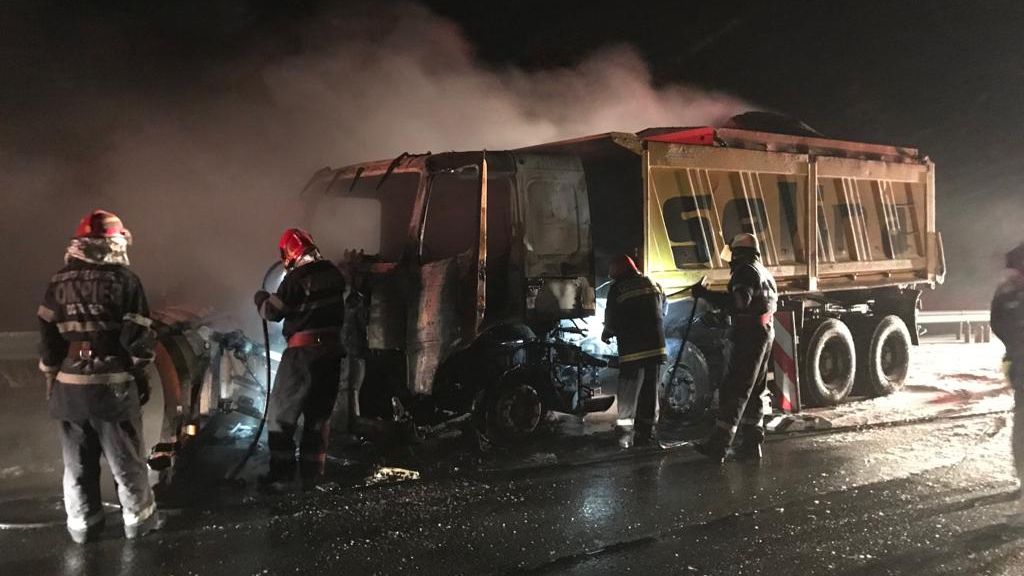 Autospecială de la deszăpezire, în flăcări, pe Autostrada București - Constanța