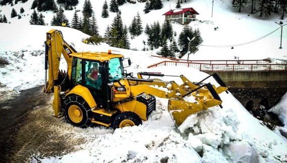 Transbucegi, blocat de mai multe avalanșe