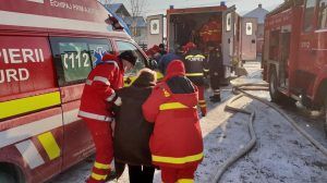 Plan roșu de intervenție! Un azil de bătrâni a luat foc. Zeci de pompieri la fața locului 