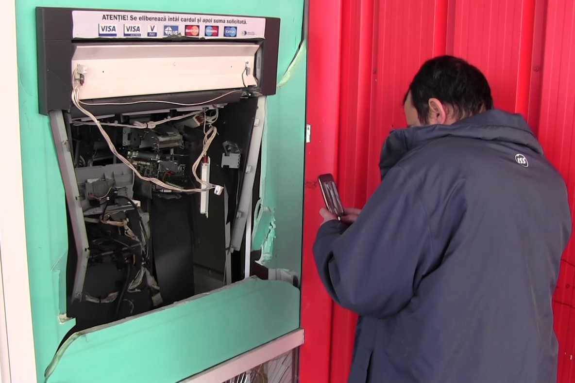 FOTO+VIDEO Jaf ca în filme la un bancomat din Arad