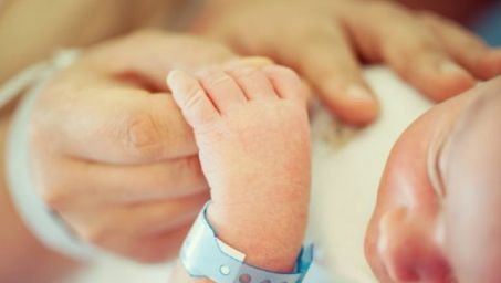 Un bebeluș născut cu o malformație gravă a inimii nu poate fi operat: medicii sunt în concediu