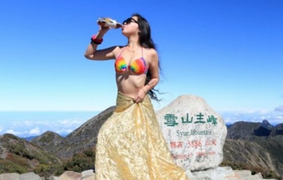 Model mort, după ce a căzut în râpă și a înghețat de frig. Motivul pentru care era în costum de baie