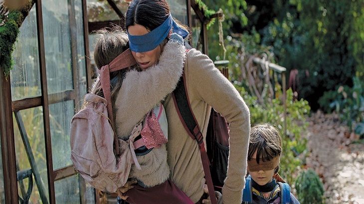 Filmul "Bird Box" a creat o nouă istorie, după provocarea periculoasă de a merge legat la ochi