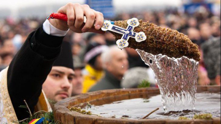 BOBOTEAZA 2019. Tot ce trebuie să ştii despre Aghiasma Mare. Cum se păstrează şi ce semnificaţie are