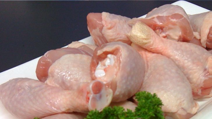 Cum se dezgheaţă corect carnea de pui