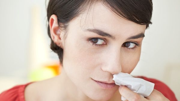 Ce trebuie să faci dacă îți curge sânge din nas? 