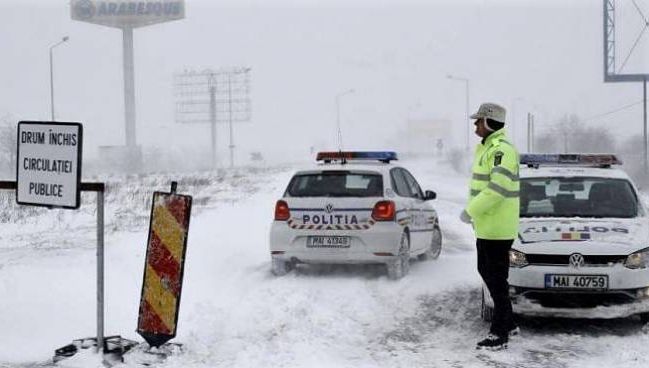 Circulaţia a fost închisă, sâmbătă dimineața, pe A2 și pe mai multe drumuri din țară