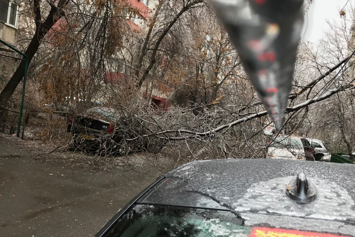 Primarii, depăşiţi de poleiul din Capitală: ”E ca la cutremur”