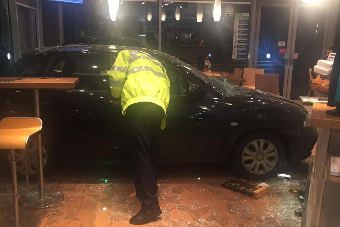 Accident bizar într-o benzinărie din Craiova! O mașină a fost proiectată în clădire