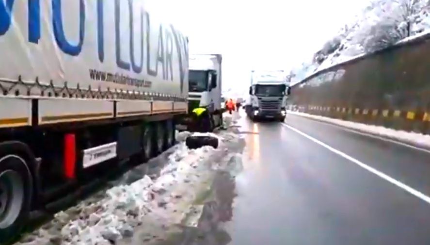 Coşmar pe E70, între Orşova şi Gura Văii. Maşini, distruse de craterele din asfalt