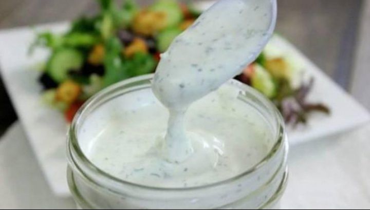 Dressing fără calorii pentru salată, gata în 3 minute