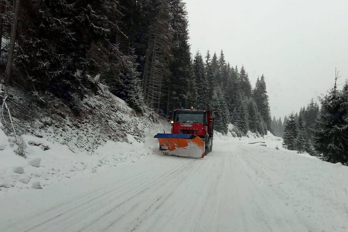  Drumuri blocate în judeţul Cluj din cauza ninsorii şi a viscolului