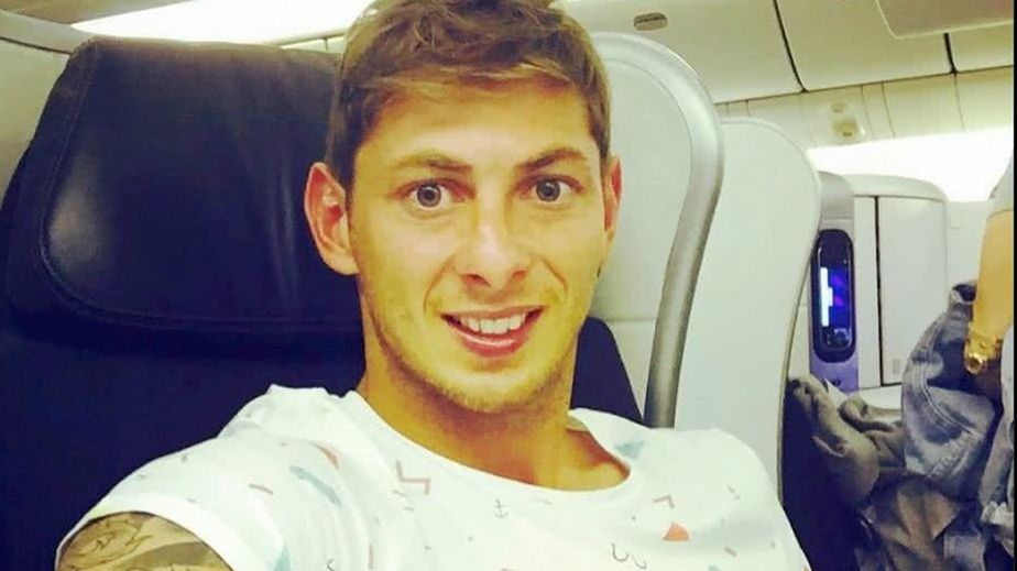 ”Refuz să cred că este un accident!” Mesajul dur postat de iubita fotbalistului dispărut cu avionul 