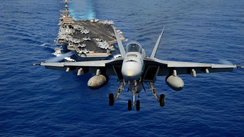 VIDEO Momentul în care un avion F-18 este lovit de fulger. Ce s-a întâmplat cu pilotul