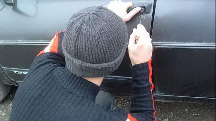 Doi copii au spart 15 maşini Logan noaptea trecută. E incredibil cum acționau