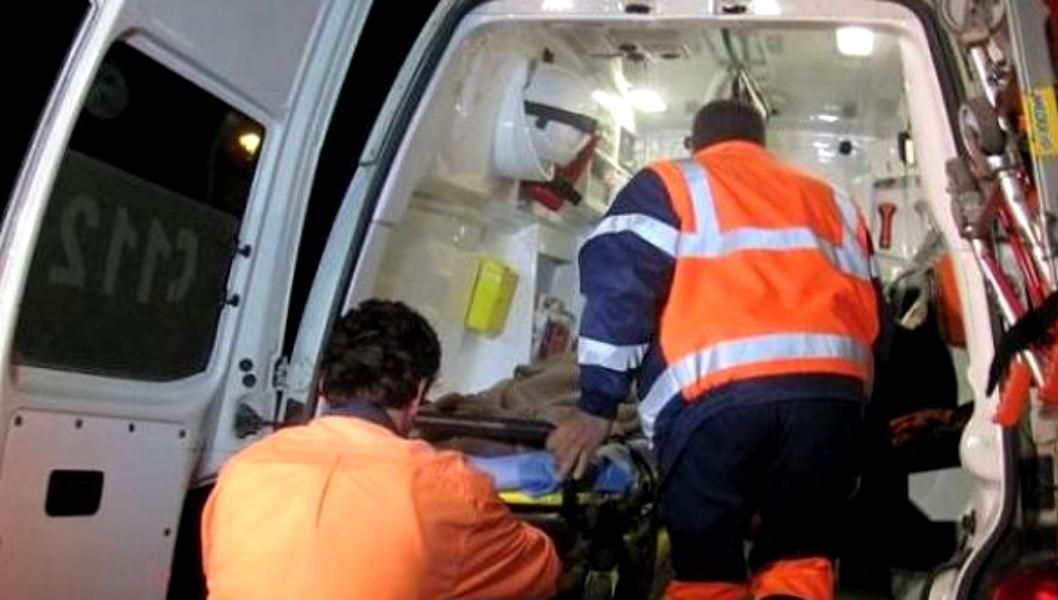 Accident în Argeş: A intrat cu mașina într-o stație de autobuz. 3 persoane rănite