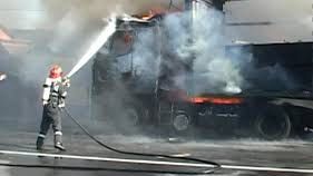 Un TIR a luat foc în mijlocul drumului! Traficul a fost blocat 